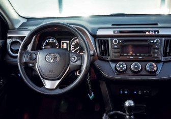Подержанный автомобиль Toyota RAV4 2018 года (19 фото)
