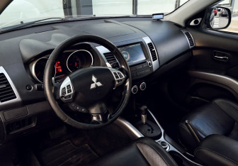 Подержанный автомобиль Mitsubishi Outlander 2007 года (15 фото)