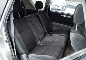 Подержанный автомобиль Toyota Ipsum 2002 года (14 фото)