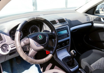 Подержанный автомобиль Skoda Octavia Liftback 2011 года (13 фото)