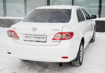 Подержанный автомобиль Toyota Corolla Sedan 2010 года (5 фото)