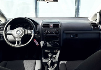 Подержанный автомобиль Volkswagen Touran 2012 года (16 фото)