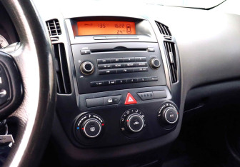 Подержанный автомобиль Kia Ceed Wagon 2008 года (11 фото)