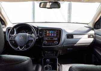 Подержанный автомобиль Mitsubishi Outlander 2018 года (19 фото)