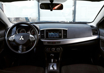 Подержанный автомобиль Mitsubishi Lancer Sedan 2013 года (19 фото)