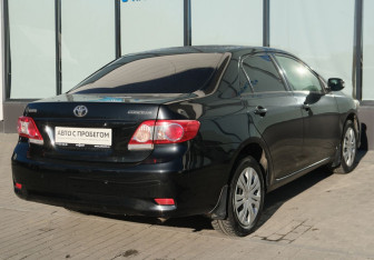 Подержанный автомобиль Toyota Corolla Sedan 2012 года (5 фото)