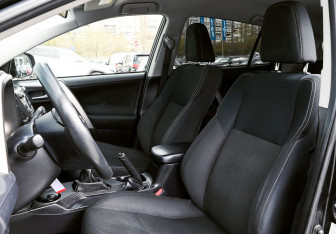 Подержанный автомобиль Toyota RAV4 2015 года (16 фото)