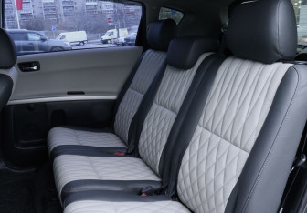 Подержанный автомобиль Toyota Corolla Verso 2006 года (18 фото)