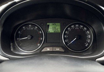 Подержанный автомобиль Skoda Fabia Hatchback 2010 года (10 фото)