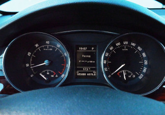 Подержанный автомобиль Skoda Superb Liftback 2012 года (11 фото)