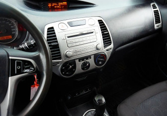 Подержанный автомобиль Hyundai i20 2010 года (9 фото)