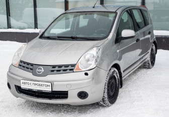 Подержанный автомобиль Nissan Note 2006 года (2 фото)