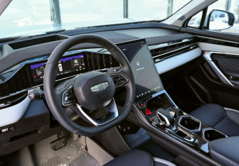 Подержанный автомобиль Geely Atlas 2024 года (10 фото)