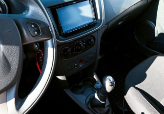 Подержанный автомобиль Renault Sandero 2015 года (9 фото)