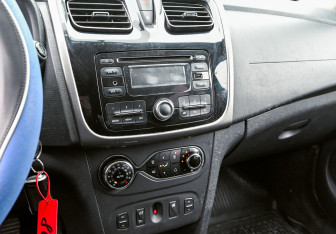 Подержанный автомобиль Renault Sandero 2015 года (13 фото)