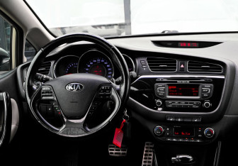 Подержанный автомобиль Kia Ceed Hatchback 2012 года (20 фото)