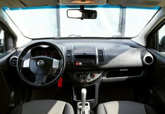 Подержанный автомобиль Nissan Note 2011 года (16 фото)