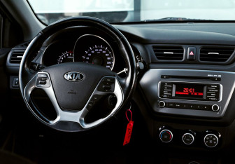 Подержанный автомобиль Kia Rio Sedan 2015 года (19 фото)