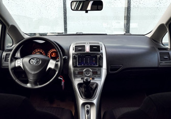 Подержанный автомобиль Toyota Auris Hatchback 2008 года (17 фото)