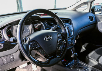 Подержанный автомобиль Kia Ceed Hatchback 2015 года (13 фото)