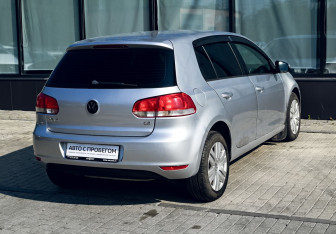 Подержанный автомобиль Volkswagen Golf Hatchback 2010 года (5 фото)