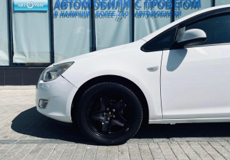 Подержанный автомобиль Opel Astra Hatchback 2011 года (19 фото)