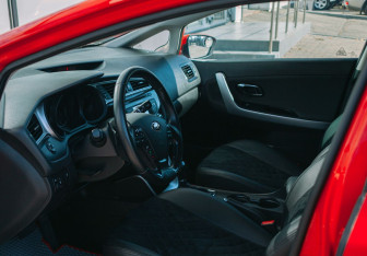 Подержанный автомобиль Kia Ceed Hatchback 2016 года (9 фото)