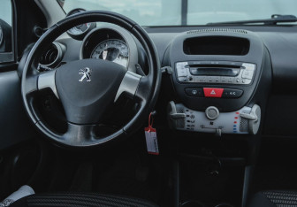 Подержанный автомобиль Peugeot 107 2012 года (10 фото)