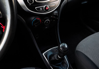 Подержанный автомобиль Hyundai Solaris Hatchback 2012 года (11 фото)