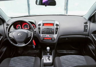 Подержанный автомобиль Kia Ceed Wagon 2007 года (12 фото)