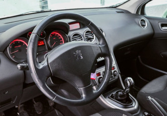 Подержанный автомобиль Peugeot 308 Hatchback 2009 года (10 фото)