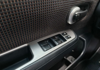 Подержанный автомобиль Nissan Tiida Hatchback 2011 года (16 фото)