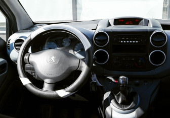 Подержанный автомобиль Peugeot Partner 2012 года (17 фото)