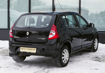 Подержанный автомобиль Renault Sandero 2013 года (5 фото)