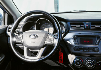 Подержанный автомобиль Kia Rio Sedan 2013 года (17 фото)