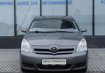 Подержанный автомобиль Toyota Corolla Verso 2006 года (8 фото)
