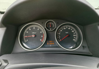 Подержанный автомобиль Opel Astra Hatchback 2013 года (17 фото)