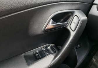 Подержанный автомобиль Volkswagen Polo Sedan 2011 года (14 фото)