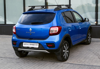 Подержанный автомобиль Renault Sandero 2017 года (5 фото)