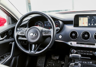 Подержанный автомобиль Kia Stinger 2019 года (11 фото)