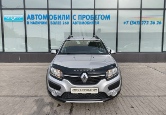 Подержанный автомобиль Renault Sandero 2016 года (8 фото)