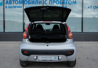 Подержанный автомобиль Peugeot 107 2012 года (15 фото)