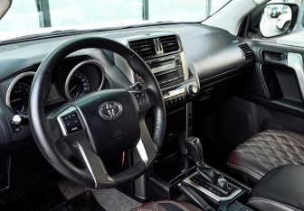 Подержанный автомобиль Toyota Land Cruiser Prado 2012 года (15 фото)