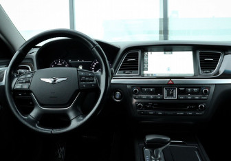 Подержанный автомобиль Genesis G80 2017 года (10 фото)