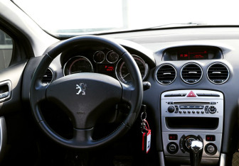 Подержанный автомобиль Peugeot 308 Hatchback 2010 года (11 фото)