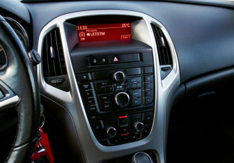 Подержанный автомобиль Opel Astra Hatchback 2011 года (10 фото)