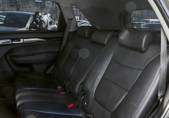 Подержанный автомобиль Kia Sorento 2013 года (17 фото)