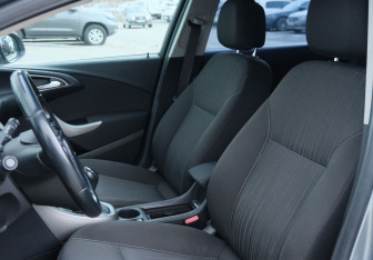 Подержанный автомобиль Opel Astra Hatchback 2011 года (17 фото)