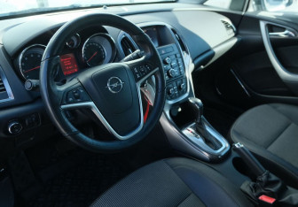 Подержанный автомобиль Opel Astra Hatchback 2011 года (9 фото)