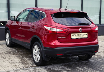 Подержанный автомобиль Nissan Qashqai 2014 года (17 фото)